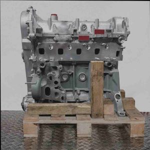 Seitenansicht eines grauen Motors mit schwarzer Ölwanne, Modell 199 B4.000, auf einer Holzpalette vor weißem Hintergrund. Der Motor ist vertikal ausgerichtet.