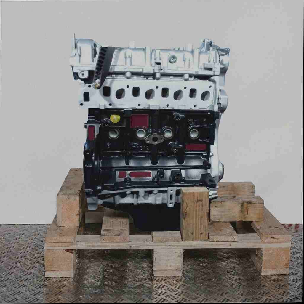 Seitenansicht eines Motors mit dem Code 223 A9.000, silbern-schwarz auf einer Holzpalette vor weißem Hintergrund. Der Motor ist vertikal ausgerichtet.