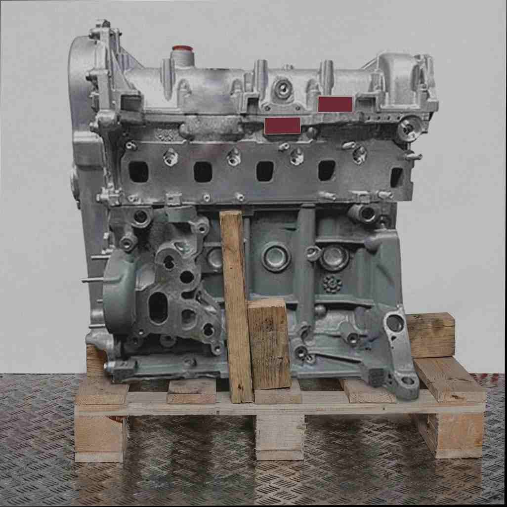 Seitenansicht eines Motors mit dem Code 225 A2.000 auf einer Holzpalette vor weißem Hintergrund. Der Motor steht vertikal.