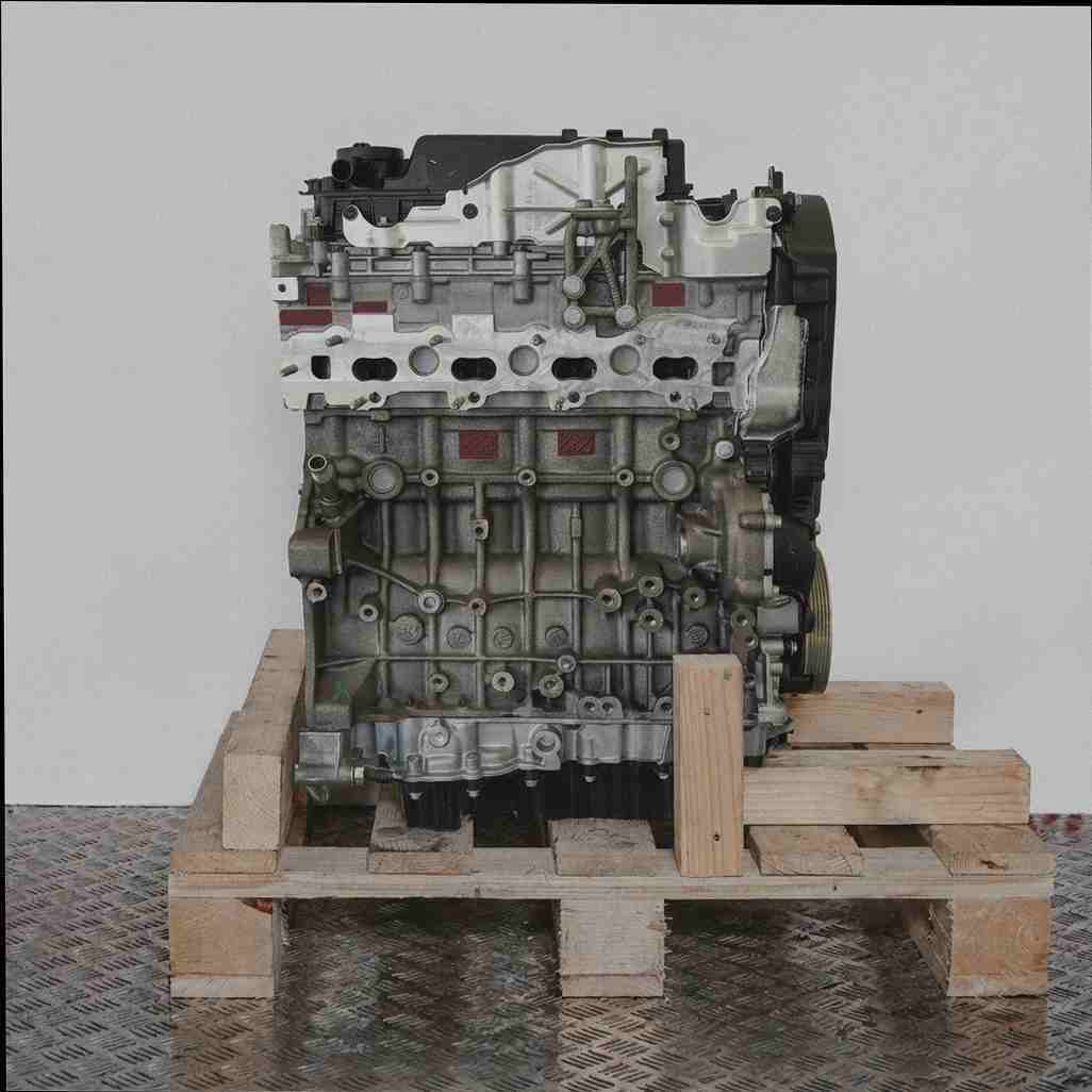 Kompletter Motor 4HB (DW12RUD) auf einer Holzpalette vor weißem Hintergrund. Seitenansicht des Motors, ohne Logos oder Wasserzeichen.