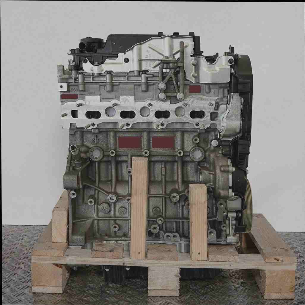 Seitenansicht eines Motors mit dem Code 4HH (DW12RUC) auf einer Holzpalette. Der Motor vor weißem Hintergrund ist vertikal ausgerichtet.