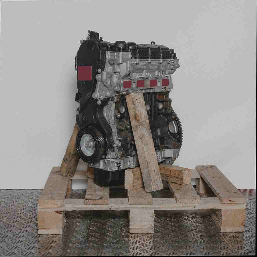 Seitenansicht eines Automotors 4HK (DW12RUE) auf einer Holzpalette. Der Motor mit schwarzem Oberteil und silbernem Unterteil steht vor weißem Hintergrund.