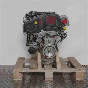 Seitenansicht eines Motors (Code 552 60 384) auf einer Holzpalette vor weißem Hintergrund. Der Motor ist vertikal ausgerichtet.