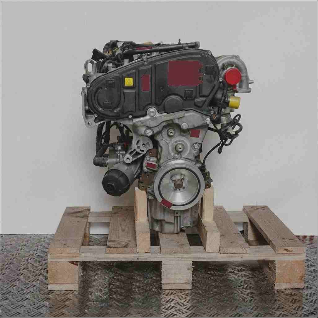 Seitenansicht eines Motors (Code 552 60 384) auf einer Holzpalette vor weißem Hintergrund. Der Motor ist vertikal ausgerichtet.