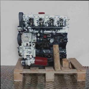 Seitenansicht eines Motors mit dem Code 8140.43S, stehend auf einer Holzpalette vor weißem Hintergrund. Der Motor ist vertikal ausgerichtet.