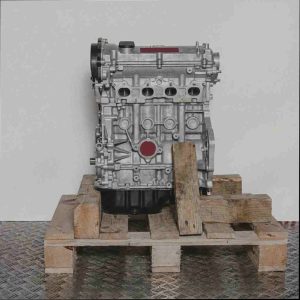 Seitenansicht eines Motors 9HD (DV6C) auf einer Holzpalette. Der Motor steht vor weißem Hintergrund.