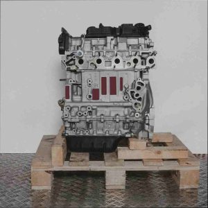 Motor 9HJ (DV6DTEDM) auf Holzpalette vor weißem Hintergrund. Der Motor ist aus der Front-Seiten-Perspektive abgebildet.