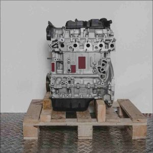 Motor 9HP (DV6DTED) auf Holzpalette vor weißem Hintergrund. Frontansicht des Motors, vollständig sichtbar.