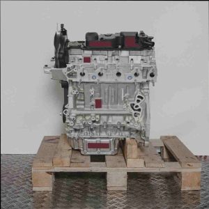 Motor 9HT (DV6BUTED4) auf Holzpalette vor weißem Hintergrund, Frontansicht. Detaillierte Ansicht von Zylinderköpfen und Motorabdeckung.