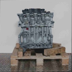 Motor 9HV (DV6TED4BU) auf Holzpalette vor weißem Hintergrund. Seitenansicht des Motors, der vertikal ausgerichtet ist.