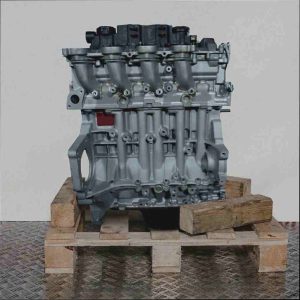 Seitenansicht eines Motors mit dem Code 9HX (DV6ATED4) auf einer Holzpalette. Der Hintergrund ist weiß.