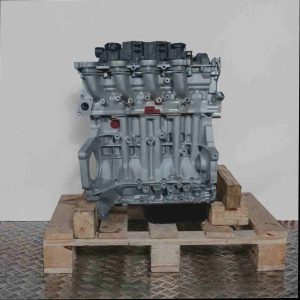 Seitenansicht eines Automotors (9HX DV6AUTED4) auf einer Holzpalette vor weißem Hintergrund. Der Motor ist vertikal ausgerichtet.