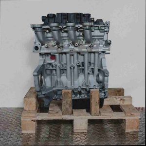 Seitenansicht eines Motors 9HY (DV6TED4) auf einer Holzpalette vor weißem Hintergrund. Der Motor ist vertikal ausgerichtet.