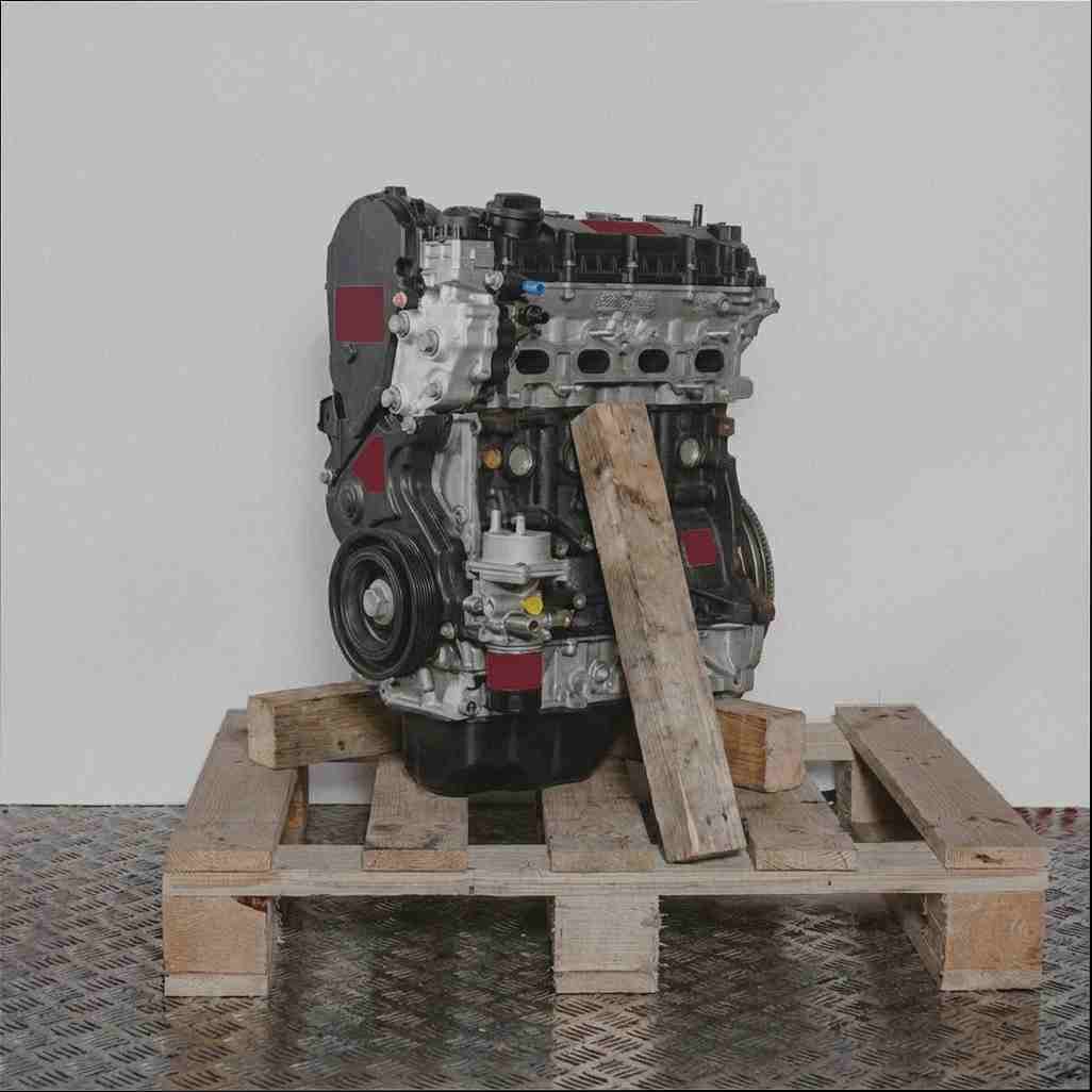 Seitenansicht eines schwarzen und silbernen Motors AHP (DW10FUC) auf einer Holzpalette vor weißem Hintergrund. Deutlich sichtbar sind eine große schwarze Abdeckung und eine Riemenscheibe.