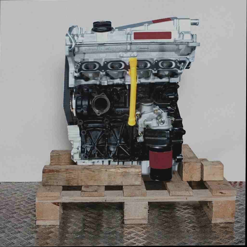 Kompletter APY Motor auf Holzpalette vor weißem Hintergrund. Der silberne und schwarze Motor ist von der Seite zu sehen.