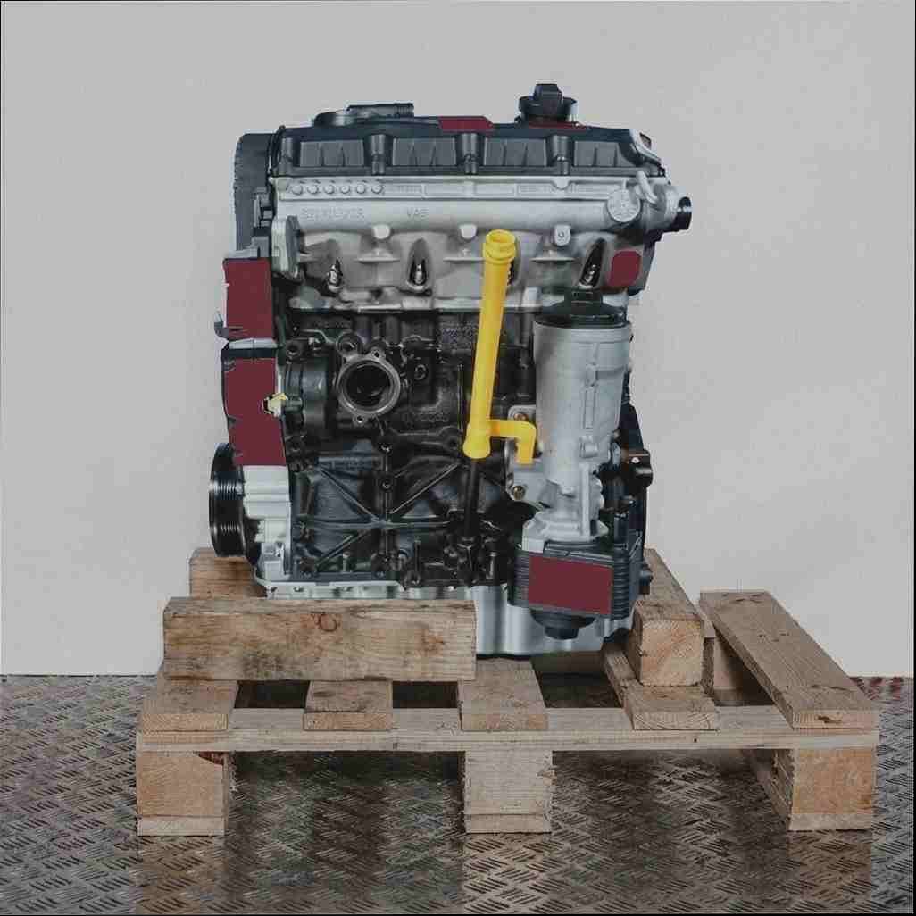 Seitenansicht eines Motors mit dem Code AVQ auf einer Holzpalette vor weißem Hintergrund. Der Motor in Schwarz und Silber zeigt gelbe Akzente.