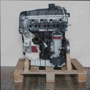 Motor AZV auf Holzpalette vor weißem Hintergrund. Der schwarze und silberne Motor ist seitlich dargestellt.