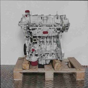 Seitenansicht eines Motors B 14 XFT auf einer Holzpalette vor weißem Hintergrund. Der Motor zeigt diverse Anbauteile und Anschlüsse.