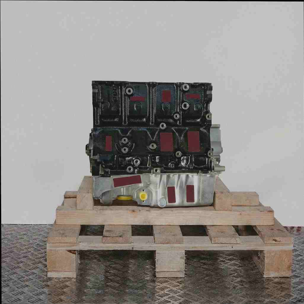 Motor BJX auf Holzpalette vor weißem Hintergrund. Der Motorblock, silberfarben unten und schwarz oben, ist von der Seite zu sehen.
