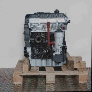 Schwarzer und silberner BKC Automotor auf einer Holzpalette vor weißem Hintergrund. Der Motor mit gelbem Ölmessstab ist in einer flachen Seitenansicht zu sehen.