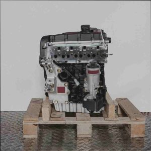 Seitenansicht des BKD Motors auf einer Holzpalette vor weißem Hintergrund. Der Motor ist vertikal ausgerichtet.