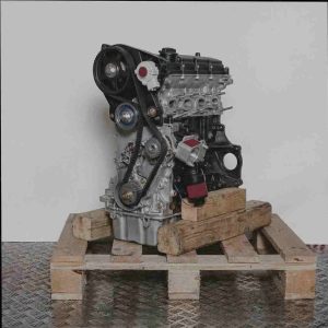 Seitenansicht eines BLR Motors auf einer Holzpalette vor weißem Hintergrund. Der Motor steht aufrecht.