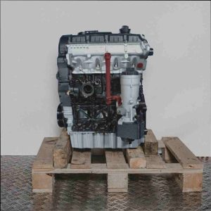 Seitenansicht des Motors BLS auf einer Holzpalette vor weißem Hintergrund. Der Motor, hauptsächlich in Schwarz und Silber gehalten, zeigt einen gelben Ölmessstab.