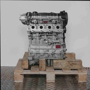 BLY Motor auf Holzpalette vor weißem Hintergrund. Seitenansicht des Motors in vertikaler Ausrichtung.