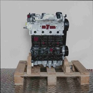 Motor BMN auf Holzpalette vor weißem Hintergrund. Der schwarze und silberne Motor mit gelben Akzenten ist vertikal ausgerichtet.
