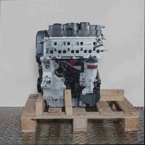 Seitenansicht des BMR Motors auf einer Holzpalette vor weißem Hintergrund. Der Motor in Schwarz und Silber ist vertikal ausgerichtet.