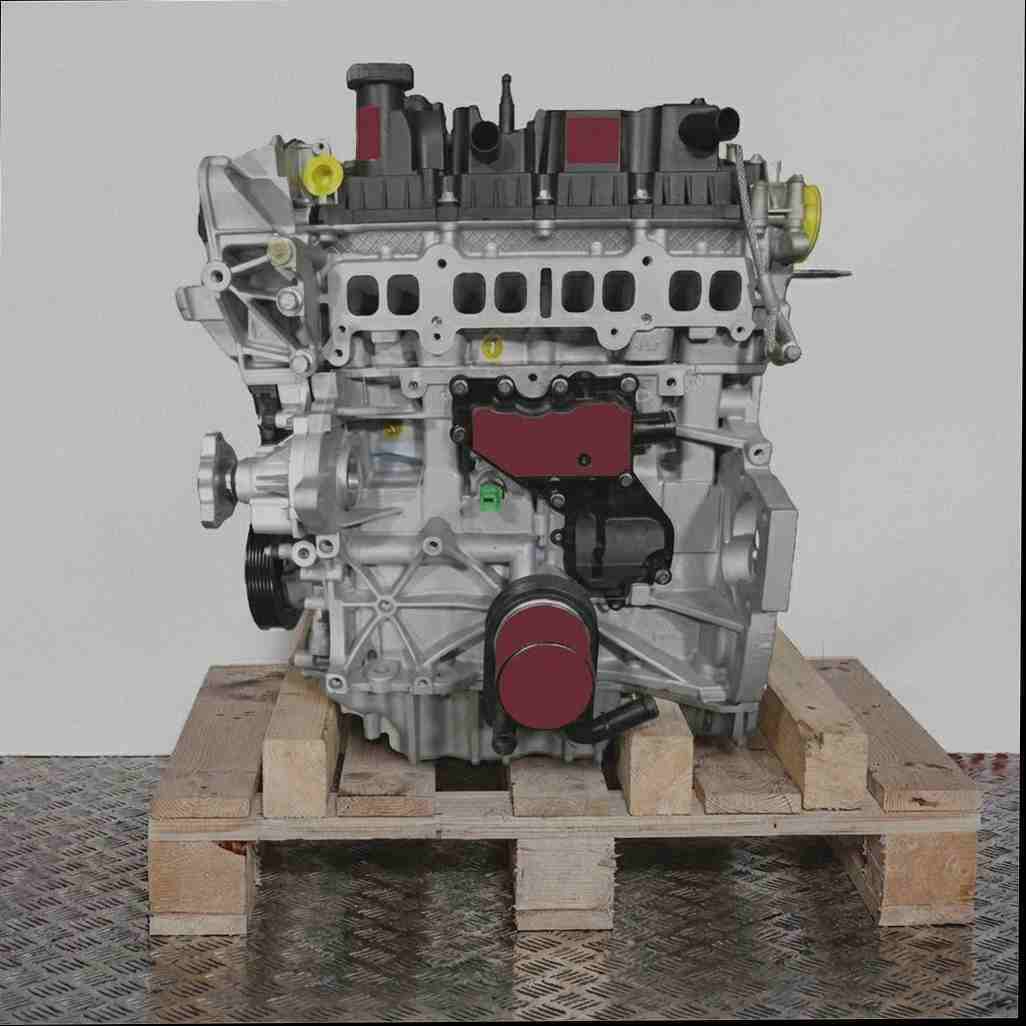 Kompletter Motor BNMC auf Holzpalette vor weißem Hintergrund. Detailaufnahme des Motors mit Zylinderkopf und Ölwanne.