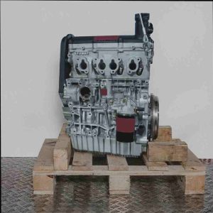 Seitenansicht eines BSE-Motors auf einer Holzpalette vor weißem Hintergrund. Der Motor ist vertikal ausgerichtet.