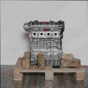 Motor BVY auf Holzpalette vor weißem Hintergrund. Der Motorblock ist deutlich sichtbar.