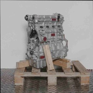 Seitenansicht eines Motors BVZ auf einer Holzpalette vor weißem Hintergrund. Das Bild zeigt einen kompletten Motor ohne Logos oder Wasserzeichen.