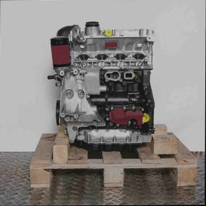 Motor BWA auf Holzpalette vor weißem Hintergrund. Der silberne und schwarze Motor mit Ölfilter wird von der Seite gezeigt.