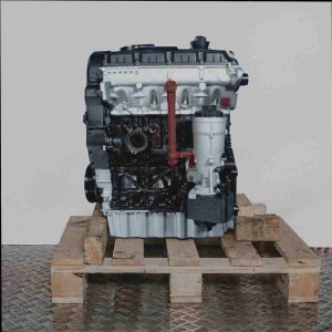 Seitenansicht eines BXE Motors auf einer Holzpalette vor weißem Hintergrund. Der silber-schwarze Motor mit gelbem Ölmessstab ist vollständig sichtbar.