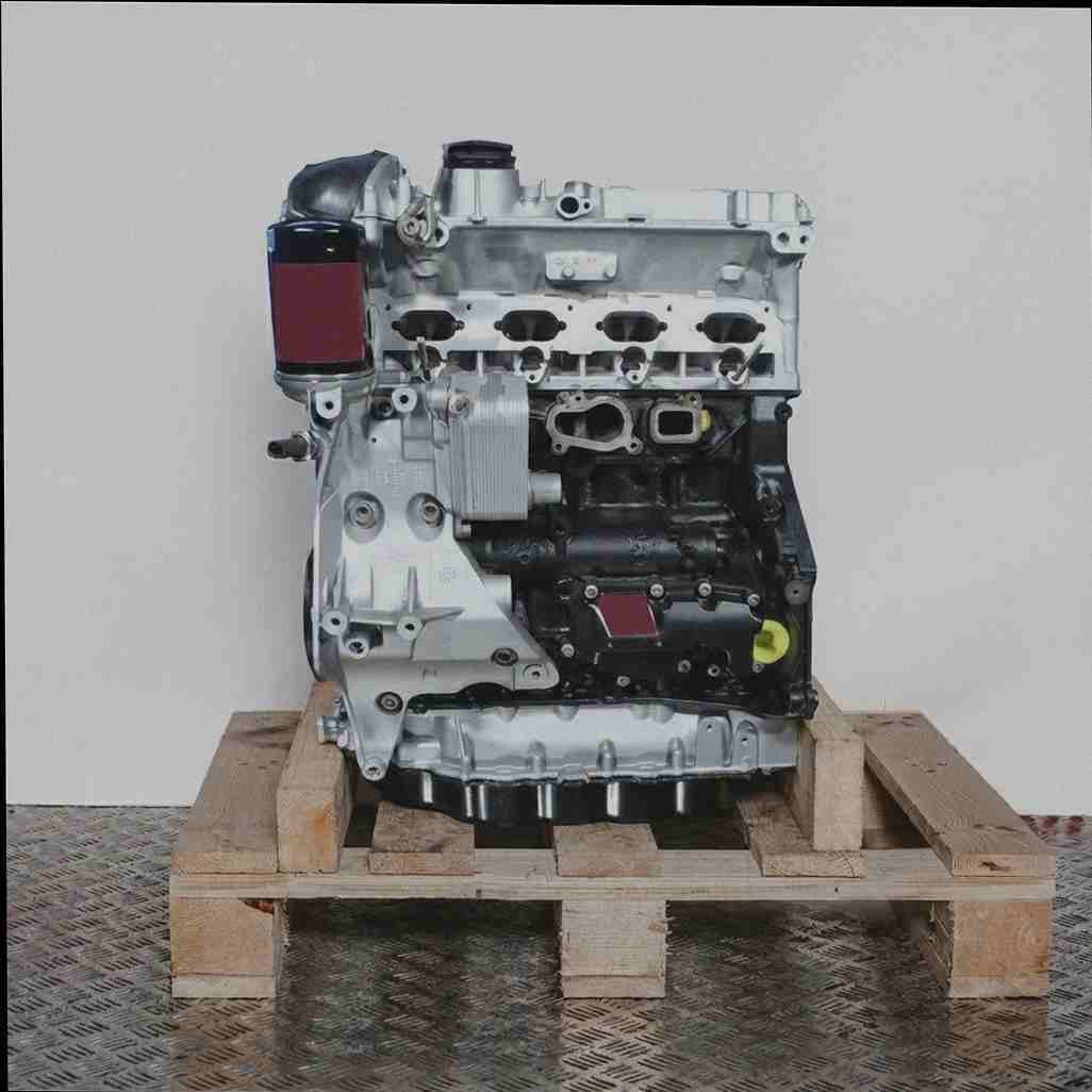 Automotor BYT auf Holzpalette vor weißem Hintergrund. Der Motor mit silbernen und schwarzen Komponenten ist seitlich dargestellt.