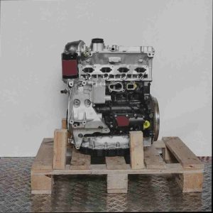 Motor BZB auf Holzpalette vor weißem Hintergrund. Seitenansicht des Motors in vertikaler Ausrichtung.