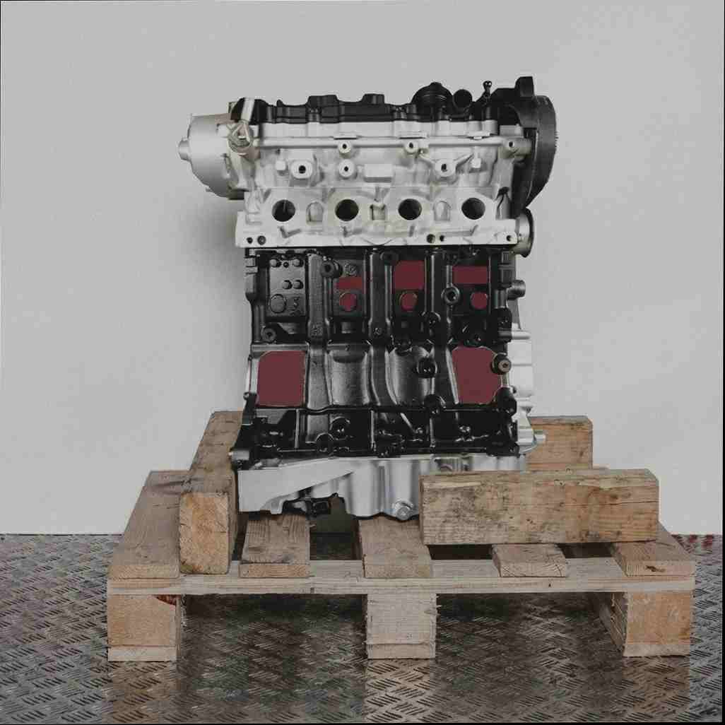 Motor BZC auf Holzpalette vor weißem Hintergrund. Frontale Seitenansicht des silber-schwarzen Motors.
