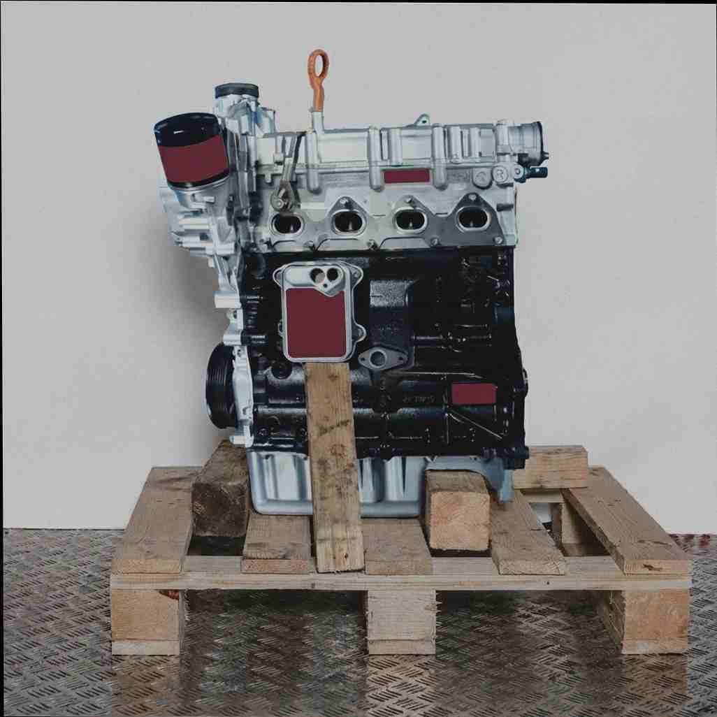Motor CAVB auf Holzpalette vor weißem Hintergrund. Der schwarz-silberne Motor steht vertikal. Perfekt für Ersatzteile oder technische Illustrationen.