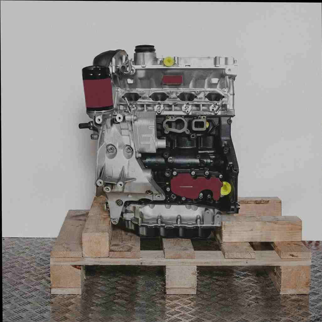 Motor CAWB auf Holzpalette vor weißem Hintergrund. Der silberne und schwarze Motor ist seitlich abgebildet.