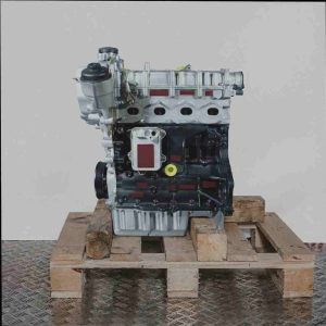 Motor CAXA auf Holzpalette vor weißem Hintergrund. Seitenansicht des silber-schwarzen Motors.