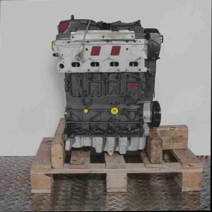 Motor CAYC auf Holzpalette vor weißem Hintergrund. Der schwarze und hellgraue Motor zeigt viele runde Öffnungen und gelbe Elemente. Frontansicht.
