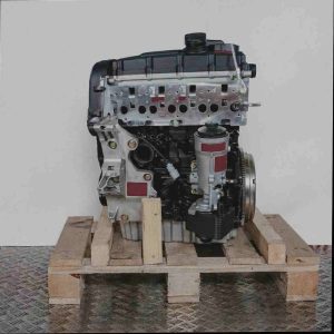 Seitenansicht eines Motors mit dem Code CBAB auf einer Holzpalette vor weißem Hintergrund. Der schwarz-silberne Motor steht vertikal.