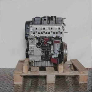 Seitenansicht eines schwarzen und silbernen Dieselmotors CBBB auf einer Holzpalette. Der Motor steht vor weißem Hintergrund.