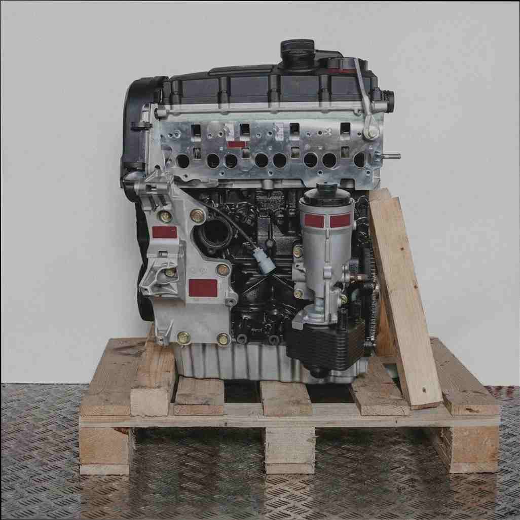 Schwarzer und silberner Motor CBDA auf Holzpalette vor weißem Hintergrund. Seitenansicht des Motors, ideal für Ersatzteile.