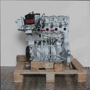 Seitenansicht eines CBZB Motors auf einer Holzpalette vor weißem Hintergrund. Der Motor ist vertikal ausgerichtet.