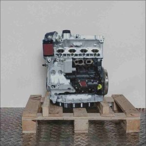 Motor CDAA auf Holzpalette vor weißem Hintergrund. Der silberne und schwarze Motor mit Ölfilter ist seitlich abgebildet.