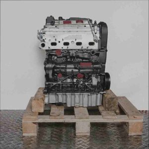 Seitenansicht eines schwarzen und silbernen Motors CFFE auf einer Holzpalette vor weißem Hintergrund. Gelbe Komponenten sind sichtbar.