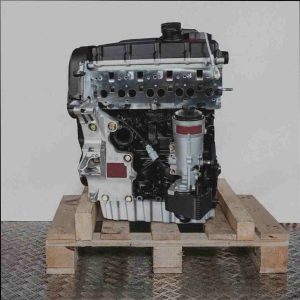 Seitenansicht eines CFHC Motors auf einer Holzpalette vor weißem Hintergrund. Der Motor ist vertikal ausgerichtet.